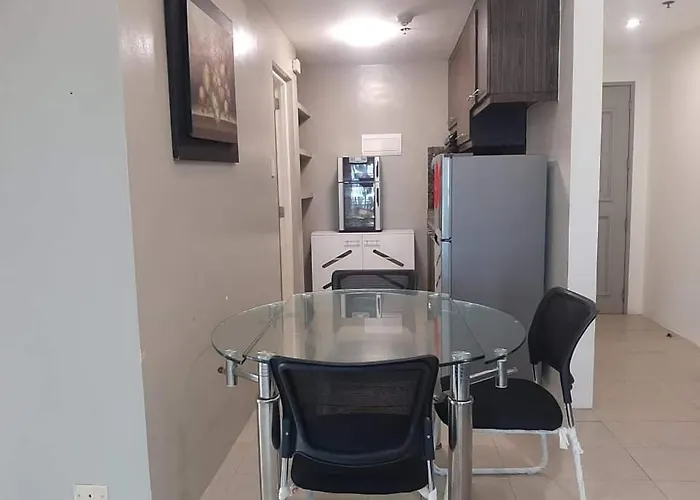 Spacious 2 Bedroom Unit With Pool Apartment