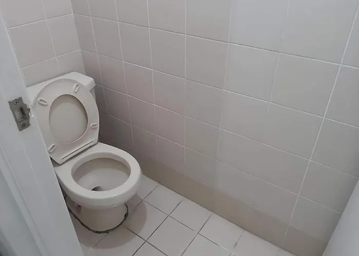 Spacious 2 Bedroom Unit With Pool Apartment